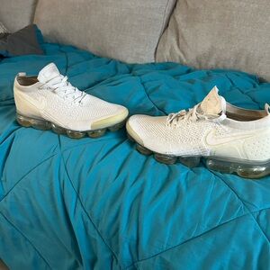 Nike Men’s White Flyknit VaporMax Low-Top Sneakers sized 8